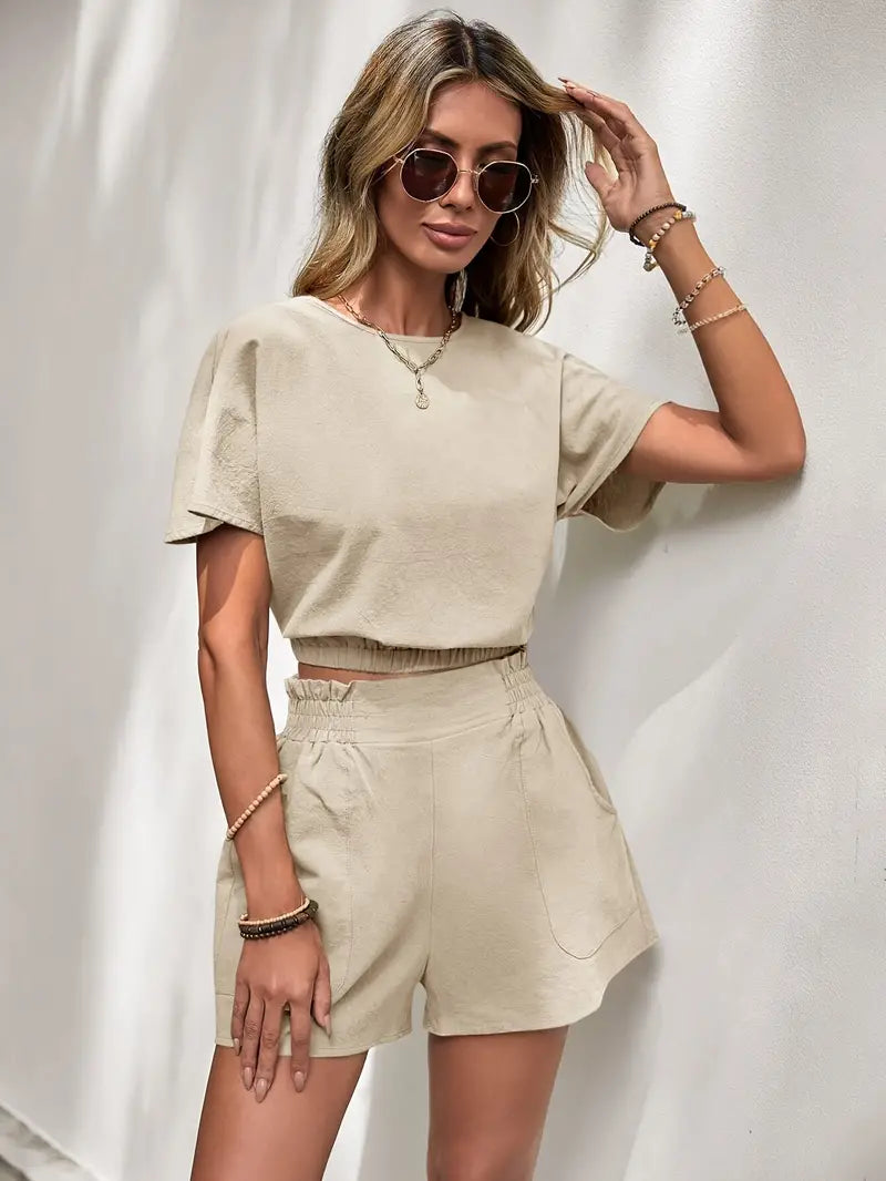 Conjunto Anny shorts com cintura elástica sólida, top com decote redondo de manga curta e detalhe de fechadura nas costas