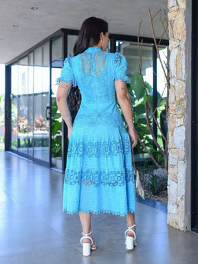 Vestido Laise bordado e guipir azul